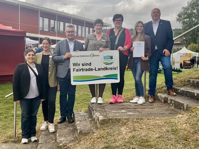 Landrat Dr. Achim Brötel übergibt auf dem Naturparkmarkt in Limbach die Rezertifizierungs-Urkunde.
 | Foto: Landratsamt Neckar-Odenwald-Kreis