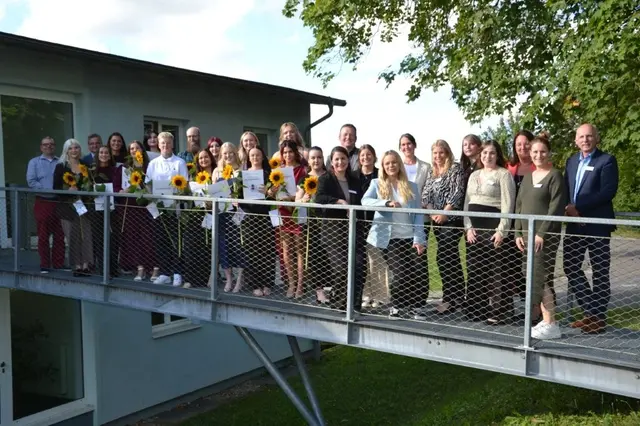Die 15 Absolventinnen und Absolventen des Bildungsinstituts für Gesundheits- und Krankenpflege am Standort Mosbach der Neckar-Odenwald-Kliniken mit Gästen der Abschlussfeier. 

 | Foto: Neckar-Odenwald-Kliniken