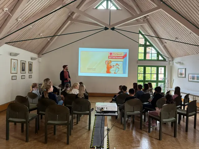 Markus Lefrançois beim Livezeichnen mit den Schülern der 3a der Grundschule Mönchberg | Foto: Büro MdL Zöller