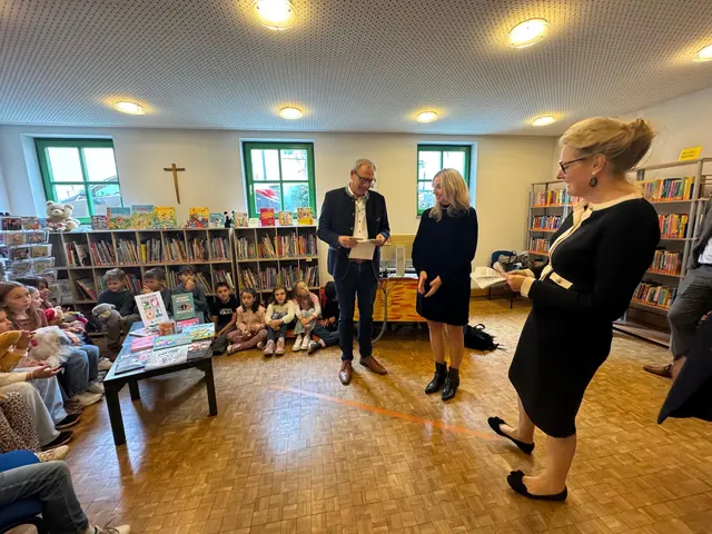 Thomas Zöller, MdL gemeinsam mit Kultusministerin Anna Stolz und Frau Dr. Pächer vom Michaelisbund bei der Büchleinpräsentation | Foto: Büro MdL Zöller