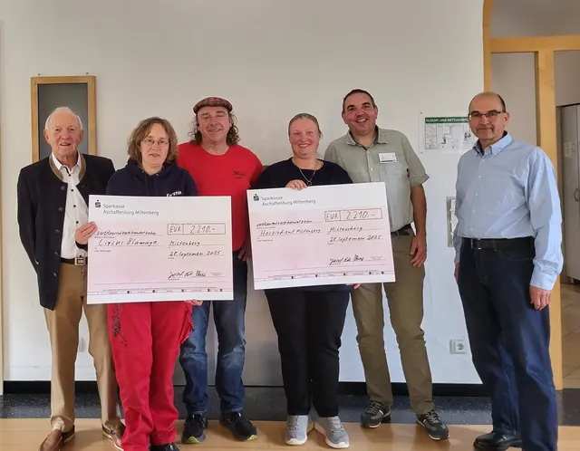 Spendenübergabe: von links Vorsitzender Josef Eck, Kerstin Nawtot und Herr Lui beide Circus Blamage, Sabrina und Matthias Karch beide Kinderhospizdienst, Schatzmeister Werner Ulbricht. | Foto: Ingeborg Eck