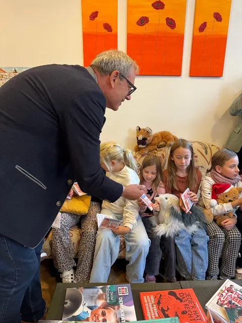 Der Patienten- und Pflegebeauftragte bei der Übergabe der Büchlein. | Foto: Büro MdL Zöller