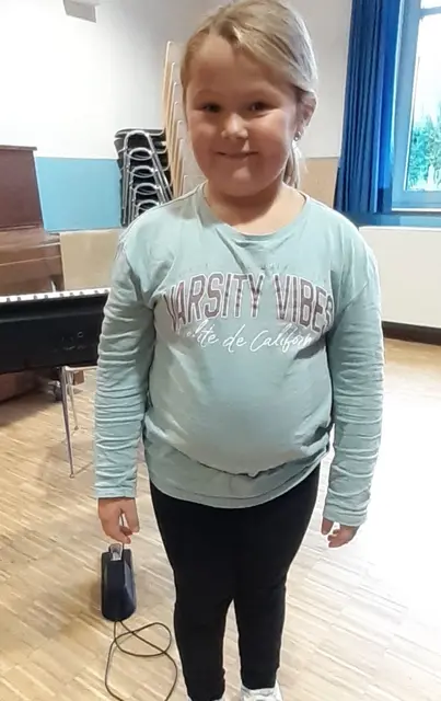 Pia Bucher, 6 Jahre, „Die kleinen Noten“, Bürgstadt
Ich komme gerne zum Chor, weil ich so gut singen lernen will wie mein Papa und meine Omas. Die singen ja auch im Chor. Und weil meine Freundinnen auch da sind. | Foto: privat