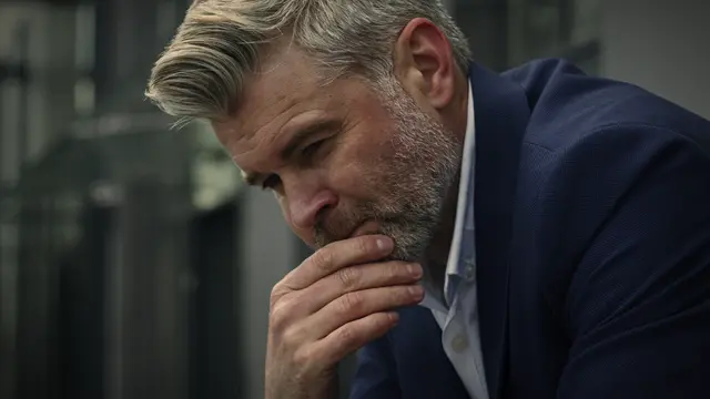 Über 60 und arbeitslos? Trotz Qualifizierung scheitern ältere Jobsuchende oft an der Altershürde.  | Foto: Stock Adobe/Yuliia