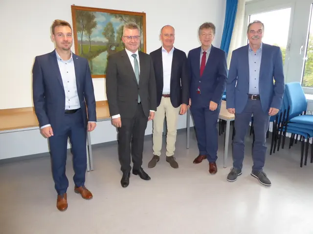 v.l. Johannes Amann (stellv. Fachdienstleiter Vermessung, Landratsamt), Landrat Dr. Achim Brötel, Ministerialdirektor Dr. Christian Schneider (MLW), Gerhard Grams (Referatsleiter MLW), Herbert Frisch (Fachdienstleiter Vermessung, Landratsamt)   

 | Foto: Landratsamt Neckar-Odenwald-Kreis