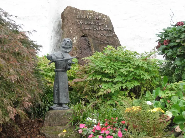 Eine Darstellung des Hl. Franziskus vor einer Textpassage aus dem Sonnengesang im Franziskusgarten | Foto: Nina Reuling