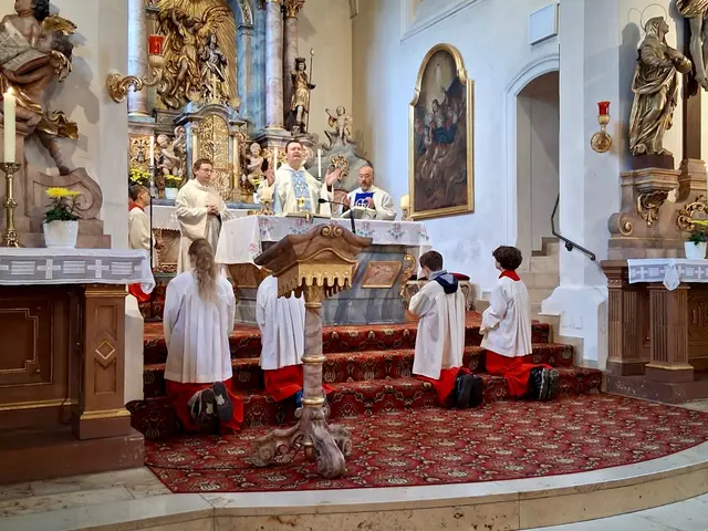 Pfarrer Jan Kölbel (Mitte) und seine Konzelebranten Diakon Florian Grimm (links im Bild) und Pfarrvikar Ninh (rechts im Bild) bei der Messfeier auf dem Engelberg | Foto: Thomas Bertlwieser