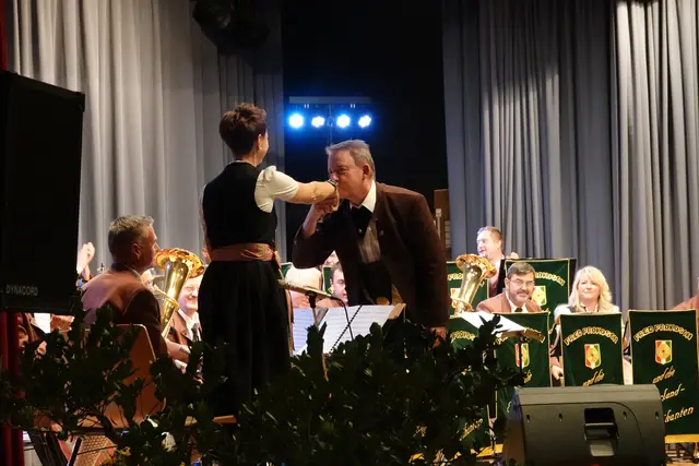 Solistin Dörthe Braun faszinierte an der Querflöte mit dem Stück „Dornenvögel“ und erhielt reichlich Applaus vom Publikum und einen symbolischen Handkuss vom Dirigenten. 
Foto Roland Schönmüller 

