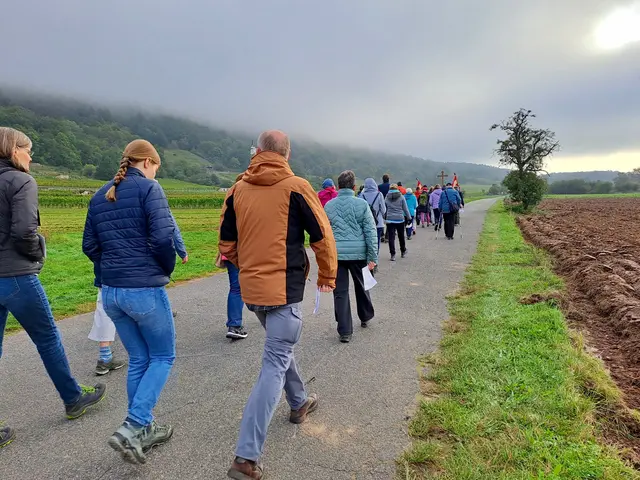 Zu Beginn der Wallfahrt auf den Engelberg brach die Sonne durch die Wolken | Foto: Martin Winkler