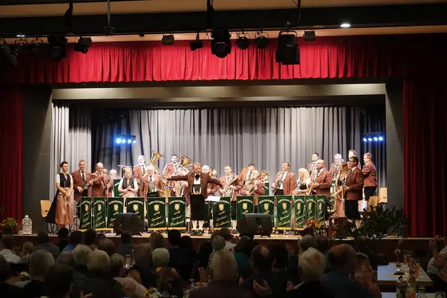 Am Donnerstagabend verwandelte sich die Festhalle in Külsheim in ein musikalisches Zentrum voller Tradition, Klang und Emotion. Die Blaskapelle aus Uissigheim begeisterte das Publikum mit einem mitreißenden Konzert, das ganz im Zeichen der böhmisch-mährischen Blasmusik stand. 
Foto Roland Schönmüller 