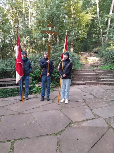 Ein Teil der Fahnen- und Kreuzträger an der Maria-Hilf-Kapelle | Foto: Jan Kölbel