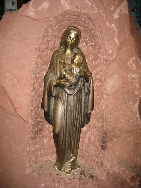 Die Muttergottes in der Kapelle im Franziskusgarten auf dem Engelberg gilt als wundertätiges Gnadenbild  | Foto: Nina Reuling