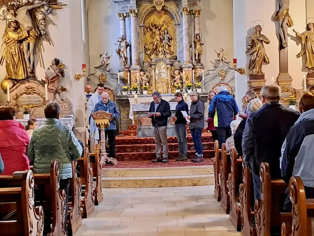 Vertreter aus den Mitgliedsgemeinden der Pfarreiengemeinschaft St. Martin Miltenberg-Bürgstadt sprachen die Fürbitten | Foto: Martin Winkler