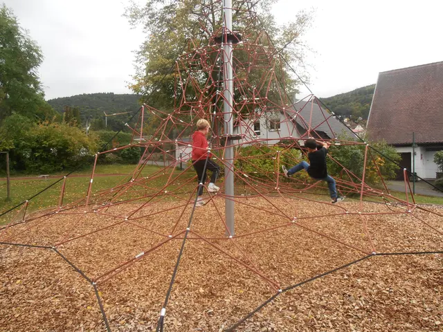Auch Pausenhöfe – wie hier in Miltenberg – eignen sich gut für Bewegungseinheiten im Rahmen der neuen Pflicht-Halbestunde. | Foto: Marlene Deß