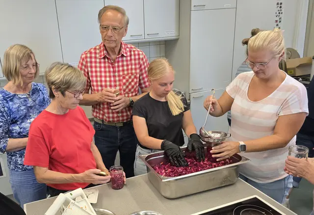 Ein eingemachtes Glas Rotkohlsalat ist eine schnelle und gesunde Möglichkeit eine Mahlzeit zu ergänzen.   | Foto: Corina Klein 