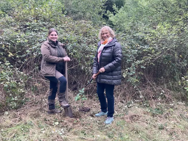 Pflanzung einer Flatterulme, links: Leiterin des Forstreviers Aschaffenburg Forstoberinspektorin Alexandra Schuchard, rechts: Leiterin des Stiftungsamts Aschaffenburg Regierungsdirektorin Carola Schießer,  | Foto: Paul Gerlach 