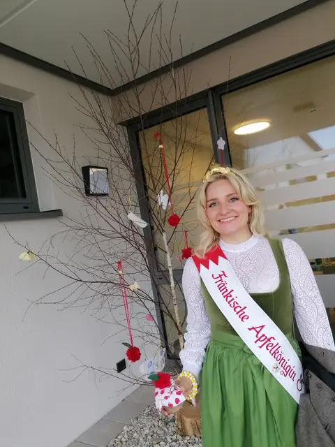 Die fränkische Apfelkönigin Theresa II freut sich über das Geschenk der Kinder des Eschauer Kindergartens Abenteuerland.  | Foto: Anke Schaub