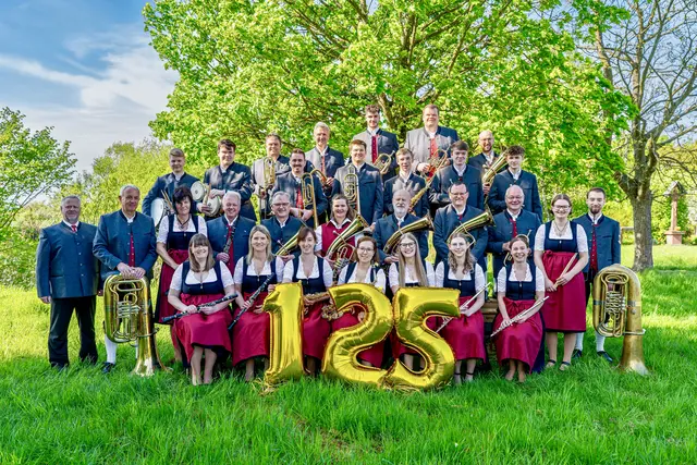 Die Mechenharder Musikkapelle unter der Leitung von Dirigent Marcus Greim mit 30 Musikerinnen und Musikern präsentiert sich zum Jubiläum in schicker neuer Tracht. 