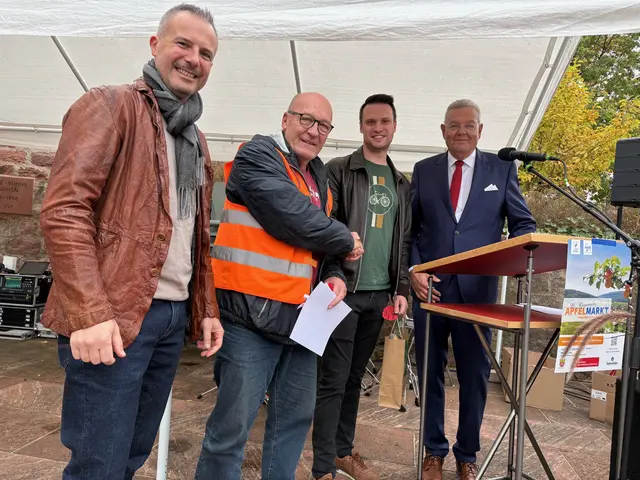 Christoph Becker Bürgermeister Erlenbach,Wolfgang Winter Sieger Stadtradeln,Tim Haas Mobilitätsbeauftragter,und Günter Oettinger Stellvertreter Landrat bei der Ehrung. | Foto: HJ Fahn