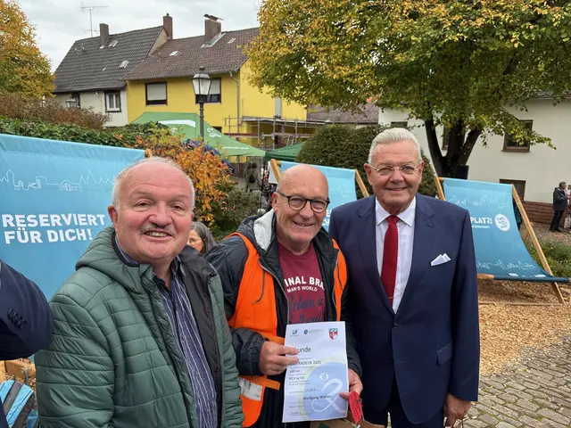 Hans Jürgen Fahn VCD Erlenbach,Wolfgang Winter Sieger Stadtradeln VCD Erlenbach und Günter Oettinger Stellvertreter Landrat. | Foto: HJ Fahn