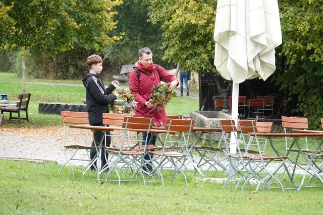 Viele nahmen ihren selbst geflochtenen Blumenübertopf stolz mit nach Hause und äußerten den Wunsch nach weiteren ähnlichen Workshops im Freilandmuseum. 