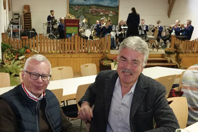 Gegenwart: im Gespräch miteinander beim Erntedankfest in Miltenberg-Schippach. Pfarrvikar Winiarz und Kirchenpfleger Willi Schlegel,