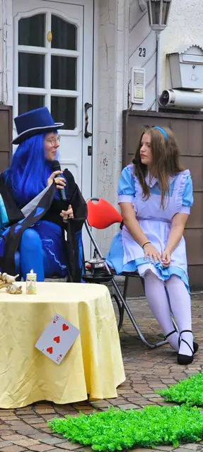 Die Blaue Raupe (Theresa Rohe) im Gespräch mit Alice (Elena Stephan): Alles ganz normal?! | Foto: Theaterverein Die Granatsplitter e.V.