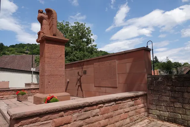 Mit der offiziellen Übergabe des Denkmals für Walter Klingenbeck in Collenberg wurde ein wichtiger Beitrag zur lokalen und nationalen Erinnerungskultur geleistet. 
