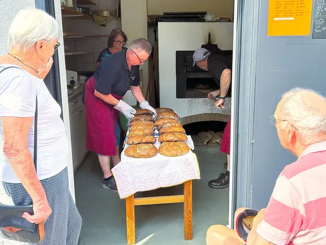 Die Bewohnerschaft erhielt spannende Einblicke in die Abläufe im traditionellen Backhaus Hofstetten. | Foto: Rohe'sche Altenheim-Stiftung
