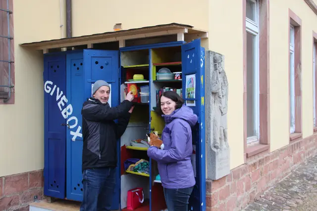 2015 wurde der Tauschschrank "Give-Box" am Jugendhaus eröffnet. | Foto: Jugendhaus St. Kilian