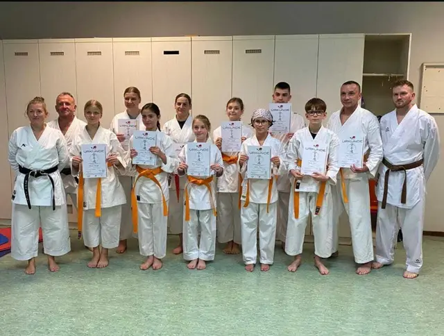 Dhammika Prüfer-Trainerteam und Prüflinge. 
Stilrichtung: Shito-Ryu  | Foto: Olga Eckermann 
