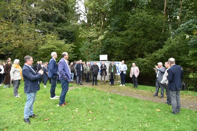 Rundgang mit Bürgermeister Mathias Haas in Schwarzach. Besichtigung von beispielhaften ELR-Projekten.  | Foto: Ministerium Ländlicher Raum