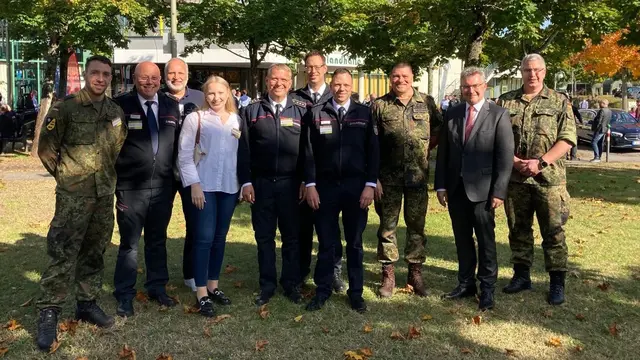 Gemeinsam stark vertreten: Die Delegation des Neckar-Odenwald-Kreises mit Landrat Dr. Achim Brötel vor Ort in Karlsruhe.

 | Foto: Landratsamt