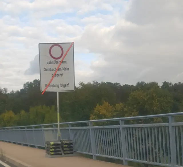 Das Schild birgt Gefahren für alle Radfahrer und Kinder,ich hoffe hier passiert nichts. | Foto: Wolfgang Winter
