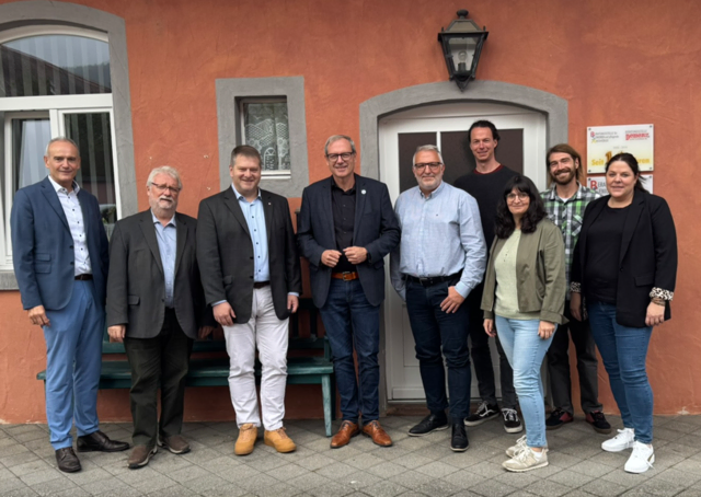 von links: Edwin Pfeifer- 1. Vorsitzender BSA e. V., Heinrich Almritter- 2. Vorsitzender BSA e. V., Jan Vrubl- Kassierer BSA e. V., Thomas Zöller- MdL, Michael Wildemann- Leiter BSA e. V., Christian Nutz- Pflegestützpunkt, Diana Müller- Pflegestützpunkt, Marco Andres- Fachstelle pflegende Angehörige und Wohnberatung, Nicole Witt- Fachstelle Demenz Unterfranken
 | Foto: K.Hotz