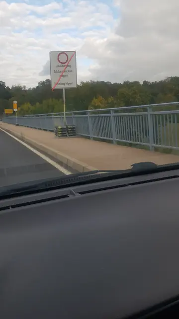 Eine Gefahr für Radfahrer(innen) und Kinder ohne und mit Anhänger. | Foto: Wolfgang Winter