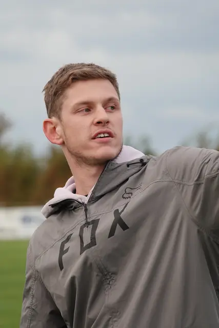 Tom Donaubauer (24), „Local Hero und Bikepark-Legende“ - Projektbesichtigung: Bikepark als Vorzeigeprojekt 
Den Auftakt der Versammlung bildete eine Besichtigung des LEADER-geförderten Projekts „Bikepark des FC Hundheim/Steinbach 1952 e.V.“. Die Mitglieder zeigten sich beeindruckt von dem Engagement des Vereins und der positiven Wirkung des Projekts für die örtliche Jugend und den Freizeitbereich. Der Hundheimer Biker Tom Donaubauer (24 Jahre alt) erläuterte die sehr gut besuchte, speziell für Jugendliche eingerichtete Freizeit-Anlage. 
Foto Roland Schönmüller 
