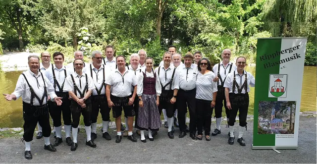 Gruppenfoto in der historischen Parkanlage Schöntal im Herzen Aschaffenburg (Juli 2023) | Foto: Rippberger Blasmusik e.V. 