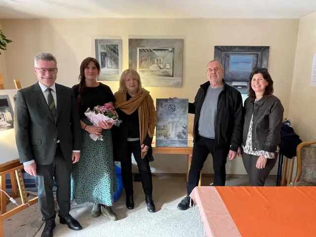 Begrüßung der Kunststipendiatin Ildikó Máthéfí-Bernander (2. v.l.) durch Landrat Dr. Achim Brötel im Beisein der Vorsitzenden des Kunstvereines Harald Kielmann und Ulrike Thiele sowie Marion Günther vom Landratsamt.

 | Foto: Landratsamt Neckar-Odenwald-Kreis