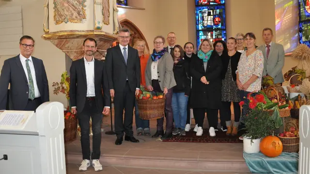 Im Rahmen der diesjährigen Neckar-Odenwald-Tage in Adelsheim fand die Kreiserntedankfeier in der evangelischen Stadtkirche Adelsheim statt. Zur Tradition gehört es, Erntegaben an die örtlichen Kindergärten zu übergeben: Die Erzieherinnen der Sennfelder und Adelsheimer Kindergärten (Mitte) freuten sich über zwei prall gefüllte Obst- und Gemüsekörbe zusammen mit (v. l.) Minister Peter Hauk MdL, Bürgermeister Wolfram Bernhardt, Landrat Dr. Achim Brötel, Melanie Bender, Isabella Theuerweckl, Albert Gramling, Vorsitzender des Kreisbauernverbands, und Kreisgeschäftsführer Andreas Sigmund.

 | Foto: Landratsamt Neckar-Odenwald-Kreis