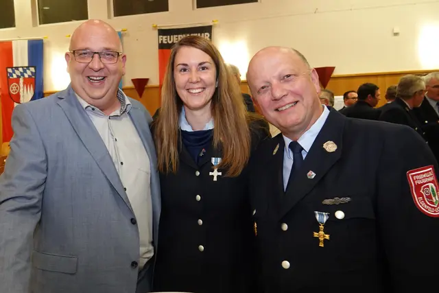 Mit Veranstaltungen wie dem Feuerwehr-Ehrenabend des Miltenberger Landkreises wurde deutlich, wie wichtig das Ehrenamt für das Funktionieren der Gesellschaft ist. - Pars pro toto bzw. exemplarisch für alle:  v. l. 1. Bürgermeister Kai Hohmann aus Elsenfeld, rechts  Hubertus Weis (1. Kommandant der FFW Eichelsbach) und in der Mitte Sabine May (ausgezeichnet für 25 Jahre).