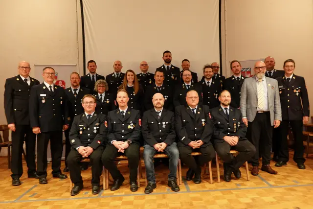 
Die Kreisbrandinspektoren Hauke Muders und Albert Klug (stehend von links) sowie Kreisbrandrat Martin Spilger und stellvertretender Landrat Bernd Schötterl (stehend von rechts) gratulierten diesen Männern und Frauen für 25-jährigen aktiven Dienst in den Feuerwehren des Landkreises Miltenberg. Foto Roland Schönmüller 