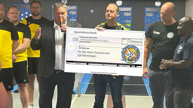 Spendenübergabe durch Vorstand Thorsten Kolbert (hält den Scheck) und Markus Langer von Fondsges. Ökoworld (links) an Sergius Msanga (rechts) | Foto: Christian Lapka