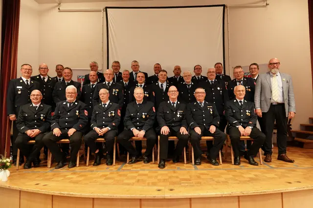  Die für 40 und 50 Jahre aktiven Dienst geehrten Feuerwehrleute stellten sich beim Ehrenabend zum gemeinsamen Foto, umrahmt von den Kreisbrandinspektoren Albert Klug und Hauke Muders (stehend von links) sowie stellvertretendem Landrat Bernd Schötterl und Kreisbrandrat Martin Spilger (stehend von rechts). Foto Roland Schönmüller 

