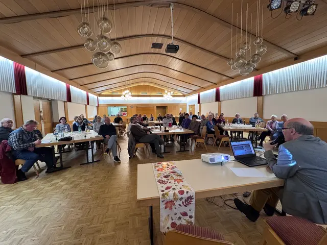 Aufmerksame Zuhörer beim Bericht von Werner Schmitt | Foto: Ruth Zieres