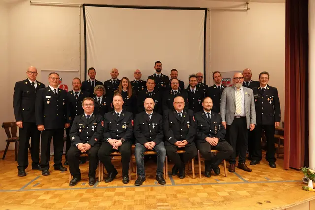 Ehrung für 25 Jahre aktiven Feuerrwehrdienst im Landkreis Miltenberg.

Die Kreisbrandinspektoren Hauke Muders und Albert Klug (stehend von links) sowie Kreisbrandrat Martin Spilger und stellvertretender Landrat Bernd Schötterl (stehend von rechts) gratulierten diesen Männern und Frauen für 25-jährigen aktiven Dienst in den Feuerwehren des Landkreises Miltenberg. Foto Roland Schönmüller 
 