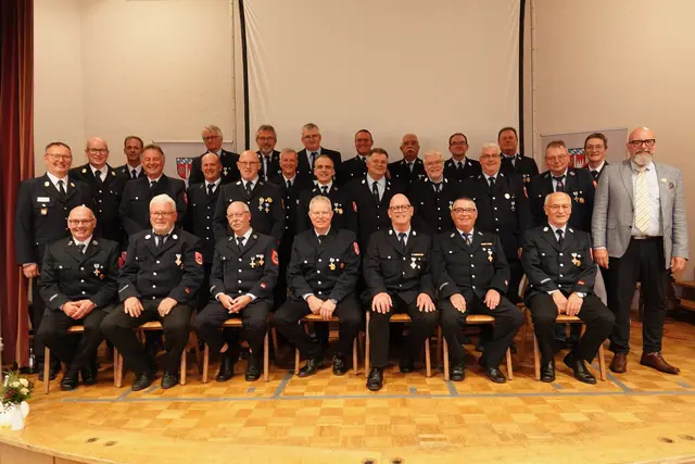  Die für 40 und 50 Jahre aktiven Dienst geehrten Feuerwehrleute stellten sich beim Ehrenabend zum gemeinsamen Foto, umrahmt von den Kreisbrandinspektoren Albert Klug und Hauke Muders (stehend von links) sowie stellvertretendem Landrat Bernd Schötterl und Kreisbrandrat Martin Spilger (stehend von rechts). Foto Roland Schönmüller 

