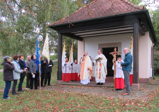 Altardienst, Fahnenabordnungen und Vorbeter an der Wendelinuskapelle | Foto: Friedrich Frank