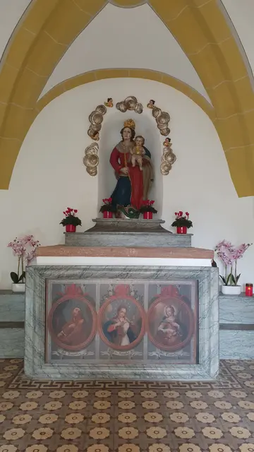 Gereinigt, aufbereitet, neu gestrichen: das Innere der Maria-Hilf-Kapelle erstrahlt in neuem Glanz. Nun wartet die Außenhülle auf ihre Renovierung. | Foto: Gernot Winter
