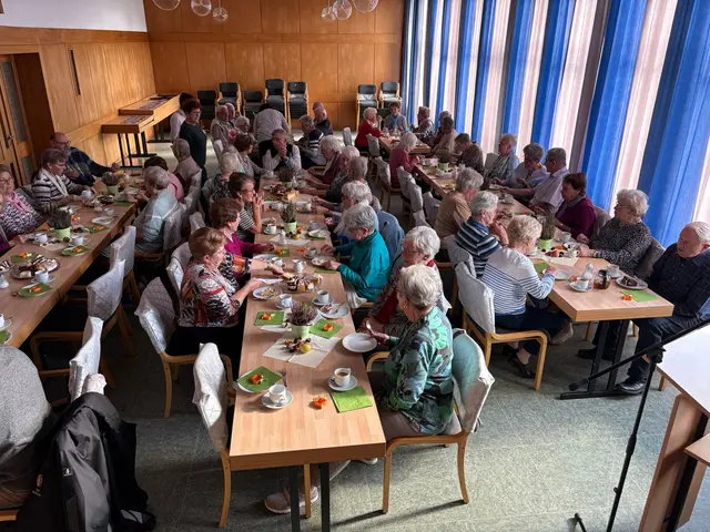Viele Gespräche beim Seniorennachmittag. | Foto: Christa Schmitt